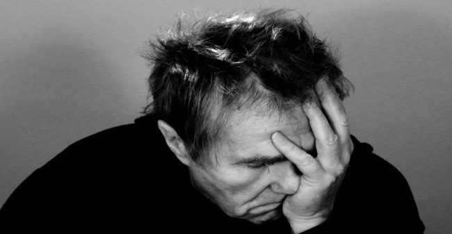 Uomo-con-il-volto-appoggiato-alla-mano Malattia Mentale