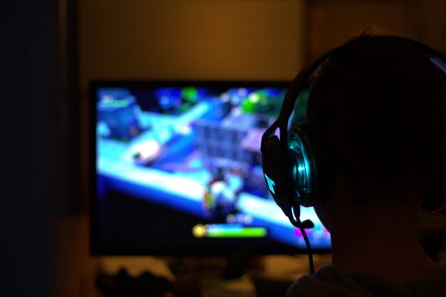 Ragazzo-davanti-allo-schermo-con-le-cuffie2 videogiochi
