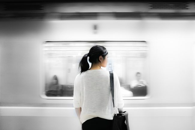 persona-che-aspetta-il-treno-con-lo-zaino-il-spalla2 Studente Fuori Sede