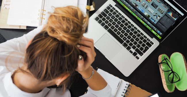Ragazza-davanti-al-pc Verso l'Età Adulta