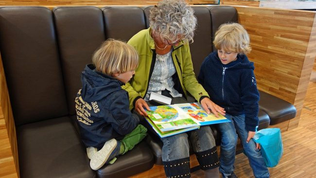 Anziano-che-legge-favole-ai-bambini2 Nonni e Nipoti
