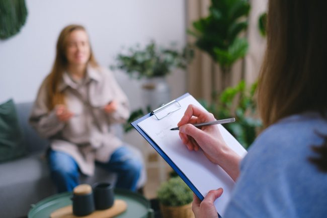 Due-persone-sedute-che-parlano2 Psicologo