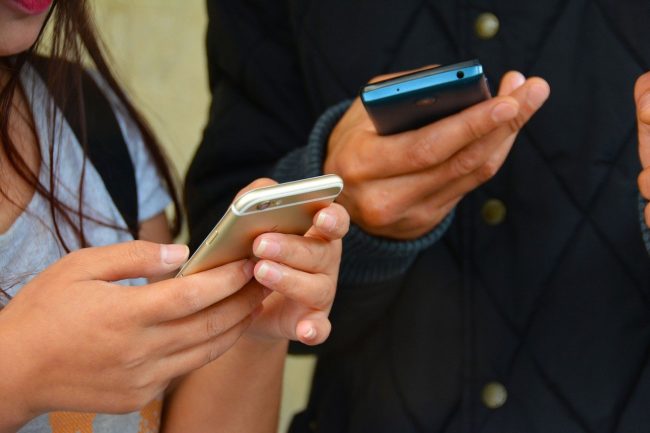 Ragazze-con-i-cellulari