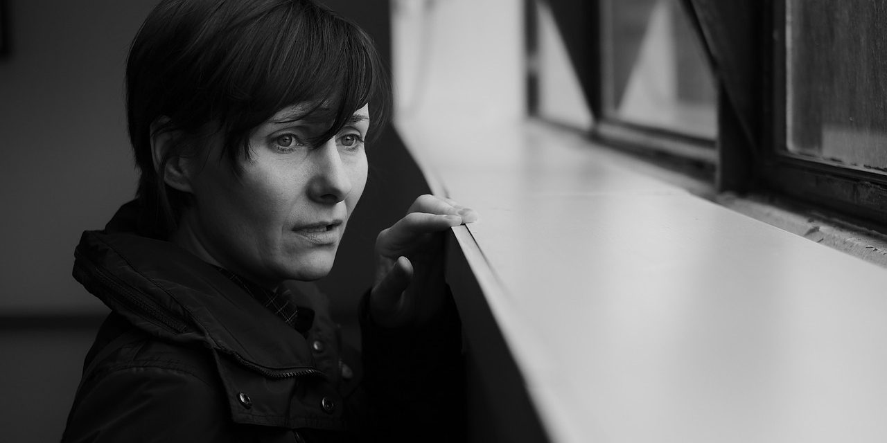 Persona-che-guarda-fuori-dalla-finestra-mentre-piove Influenze Psicofisiche