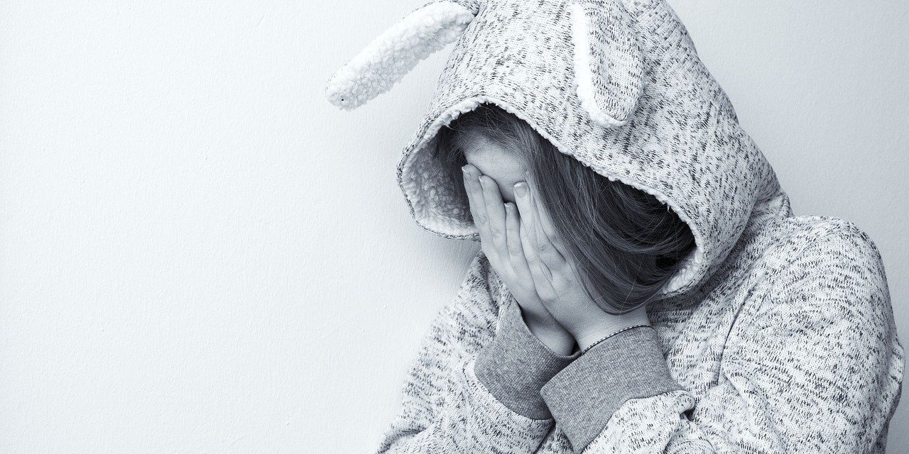 donna-triste-seduta Vittima