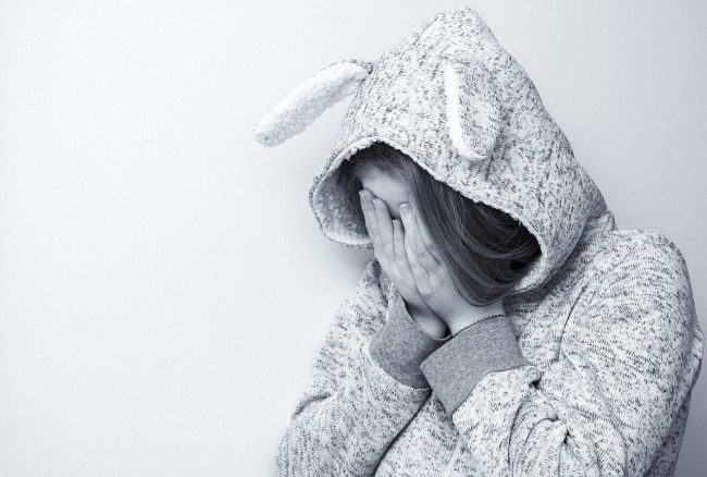 donna-triste-seduta Vittima