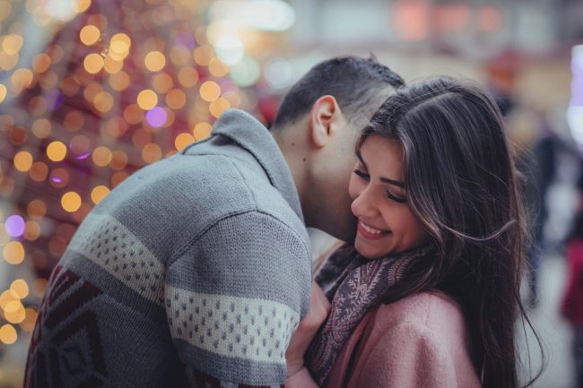 Uomo-e-donna-che-si-guardano-attentamente2 Uomo