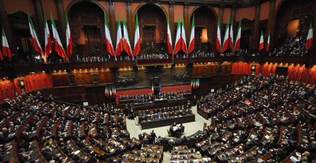 Tante-persone-in-un’unica-stanza Politica