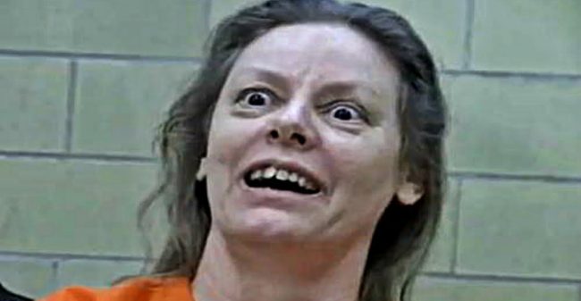 Donna-che-ride-durante-la-sentenza Serial Killer Femminili
