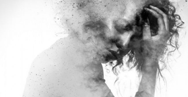Donna-che-si-regge-la-testa Trauma
