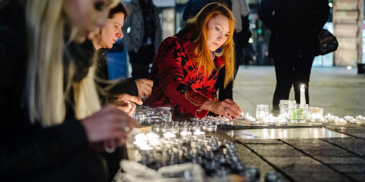 Persone-che-accendono-lumini Terrore