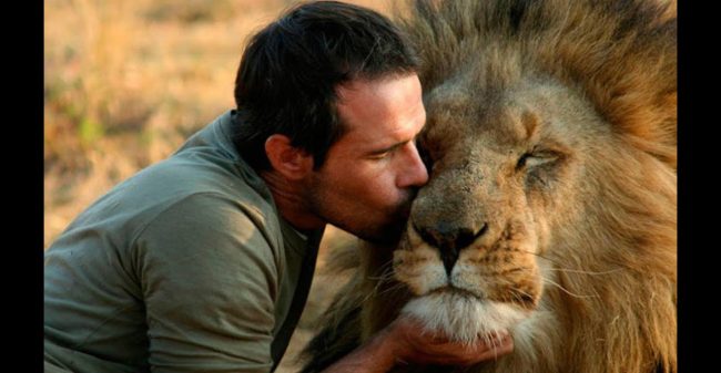 Uomo-che-bacia-un-leone Sensibilità