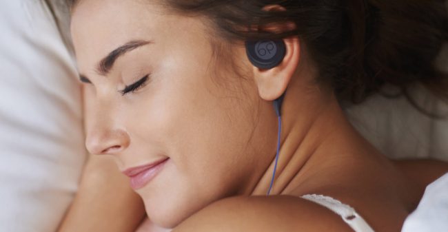 Ragazza-con-le-cuffie-mentre-dorme Musica