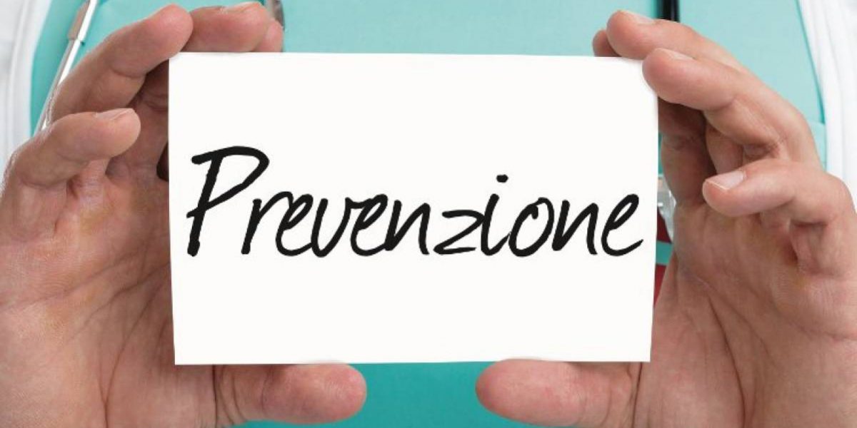 Scritta-su-un-foglietto-retto-da-due-mani Salute