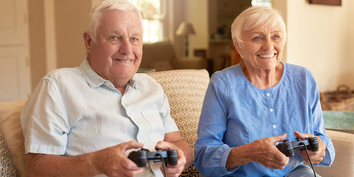 Anziani-che-i-joypad-in-mano Videogiochi
