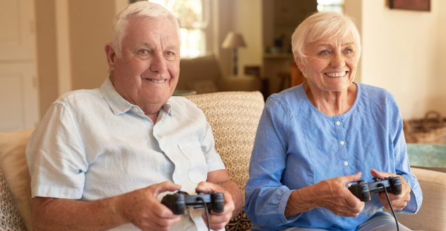 Anziani-che-i-joypad-in-mano Videogiochi