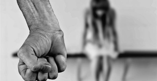 Pugno-di-un-uomo-e-donna-seduta Violenza