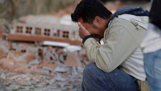 Persona-disperata-tra-le-macerie Disturbo Post Traumatico da Stress