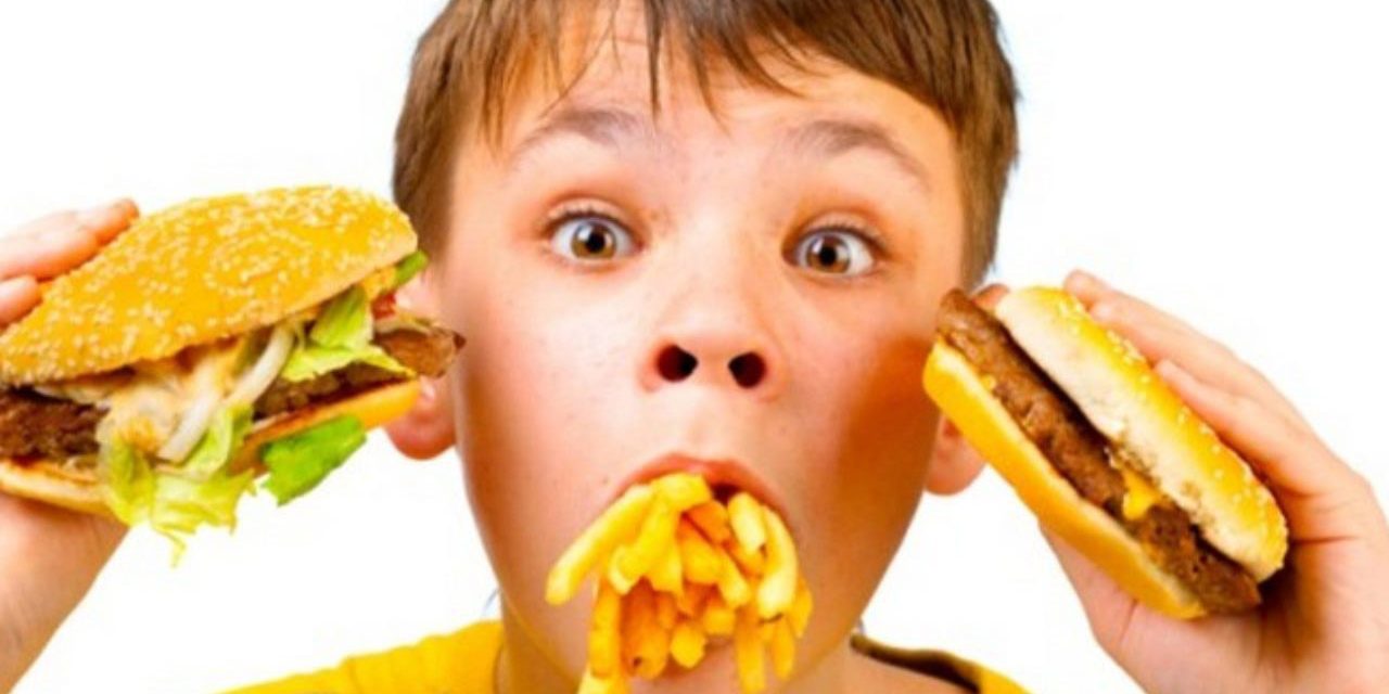 Ragazzo-con-hamburger-e-patatine Cibo