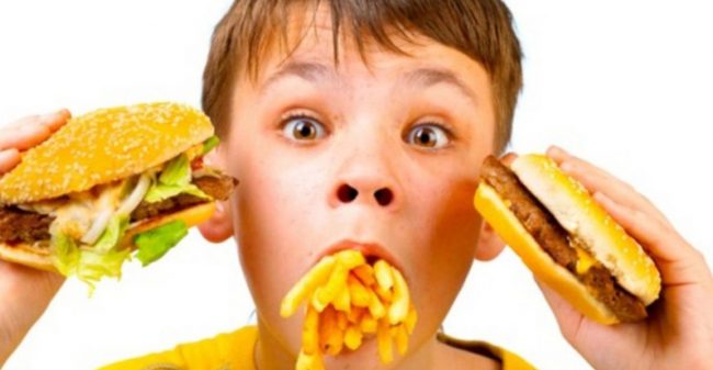 Ragazzo-con-hamburger-e-patatine Cibo