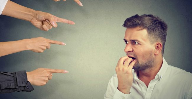 Persona-con-dita-puntate-addosso Fobia Sociale