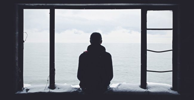 Persona-che-guarda-fuori-dalla-finestra Solitudine