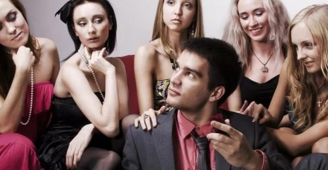 Uomo-circondato-da-donne Ex