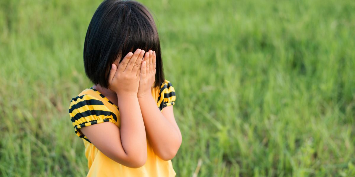 Bambina-che-si-copre-il-viso-con-le-mani Timidezza