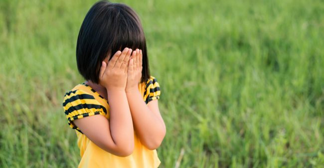 Bambina-che-si-copre-il-viso-con-le-mani Timidezza