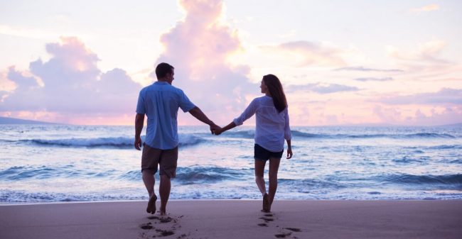 Coppia-che-cammina-sulla-spiaggia-mano-nella-mano Relazione