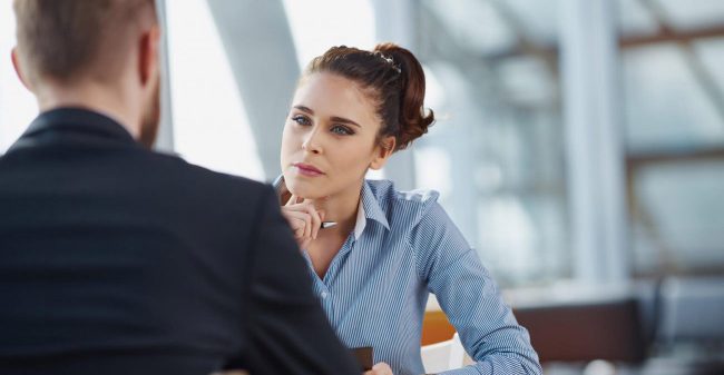Due-persone-che-parlano Colloquio di Lavoro