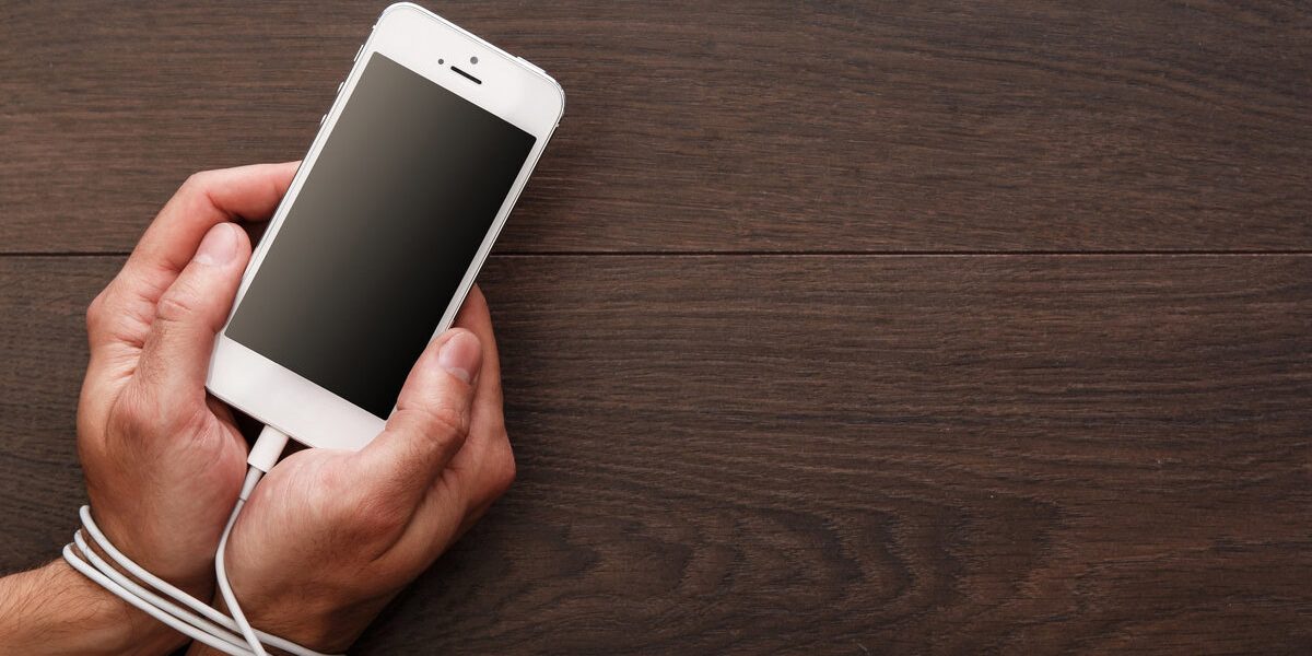 Mani-legate-al-cellulare Tecnologia