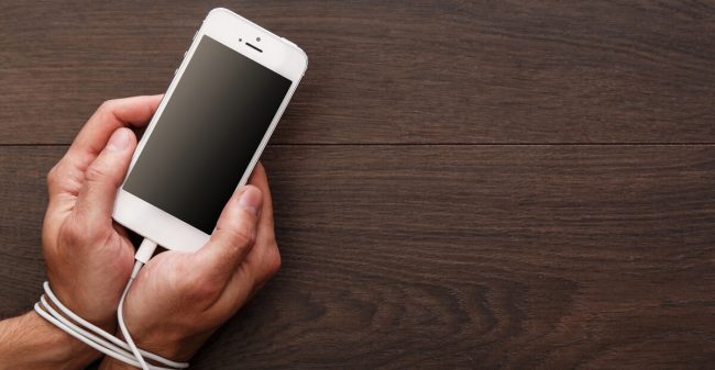 Mani-legate-al-cellulare Tecnologia