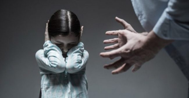 Bambina-che-si-tappa-le-orecchie-davanti-al-genitore Abuso Verbale
