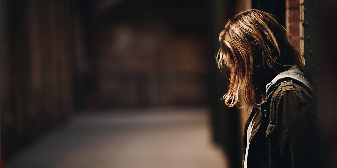 Ragazza-che-guarda-in-basso Delusione