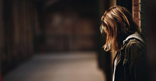 Ragazza-che-guarda-in-basso Delusione