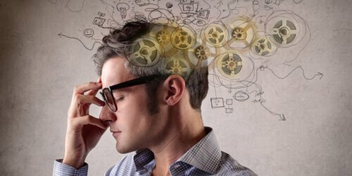 Uomo-con-gli-occhiali-ad-occhi-chiusi Persone Forti Mentalmente