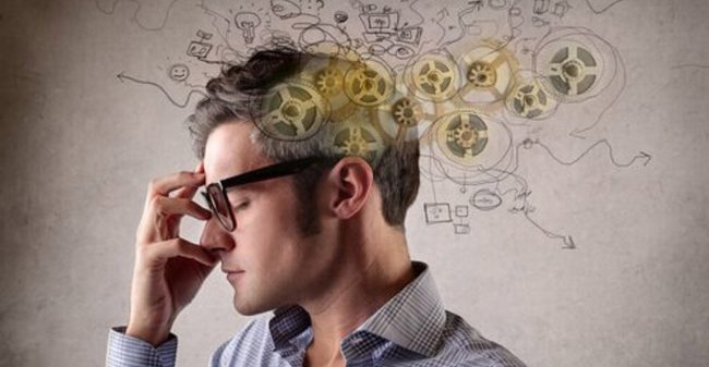 Uomo-con-gli-occhiali-ad-occhi-chiusi Persone Forti Mentalmente