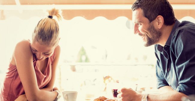 Uomo-e-donna-seduti-ad-un-tavolo Primo Appuntamento