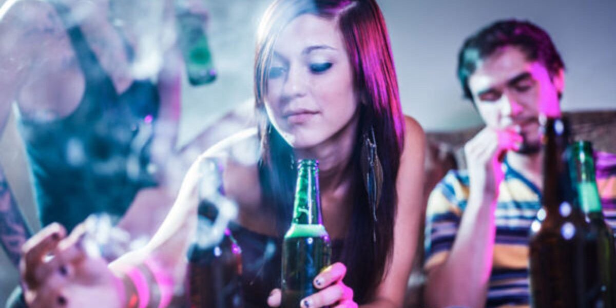 Ragazza-che-beve-e-fuma Sostanze Psicoattive