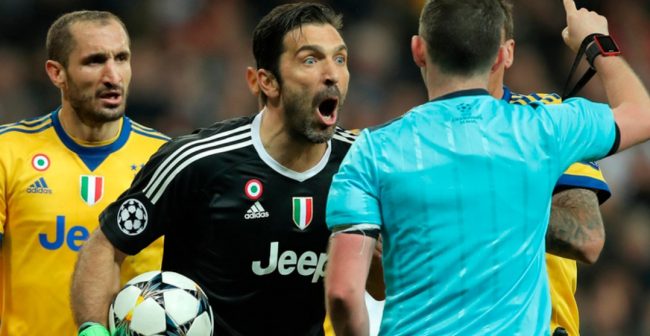 Portiere-che-contrasta-le-decisioni-dell’arbitro Buffon