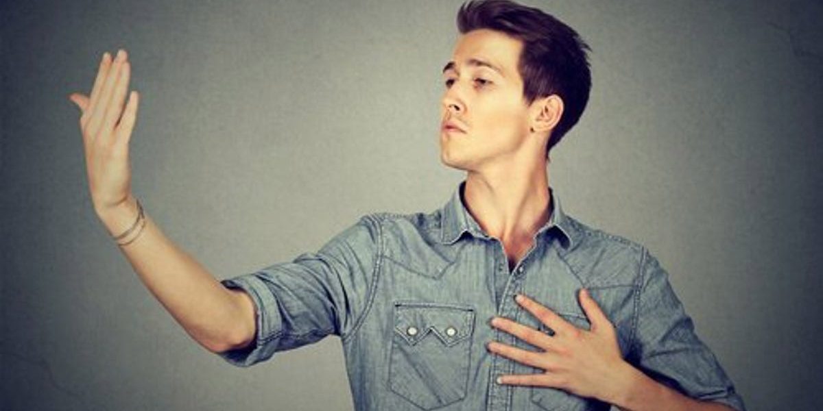 Ragazzo-che-finge-di-spechiarsi Narcisismo