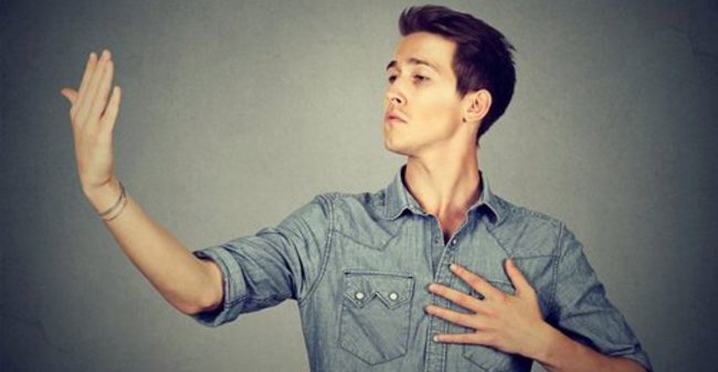 Ragazzo-che-finge-di-spechiarsi Narcisismo