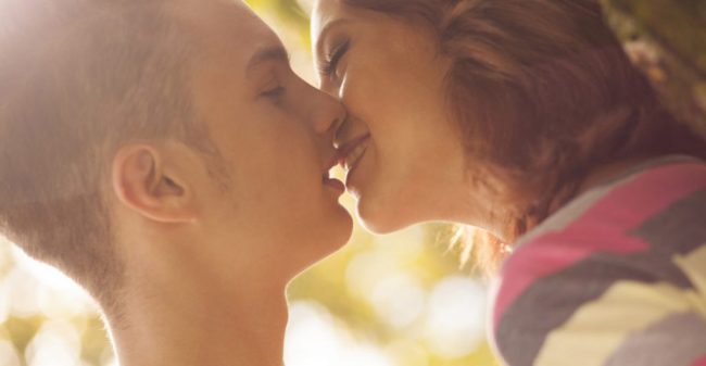 Due-persone-molto-vicine Primo Bacio