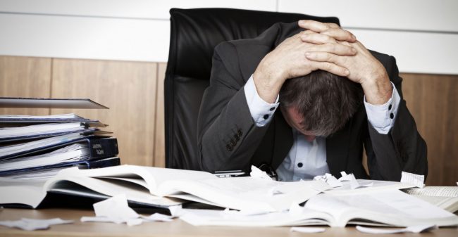 Uomo-seduto-alla-scrivania Stress