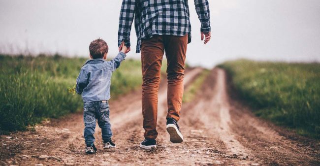 Due-persone-che-si-tengono-per-mano-e-camminano Padre