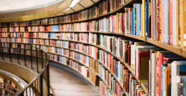 Scaffali-pieni-di-libri Biblioteca