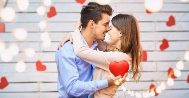 Persone-che-si-abbracciano-e-amoreggiano Coppia