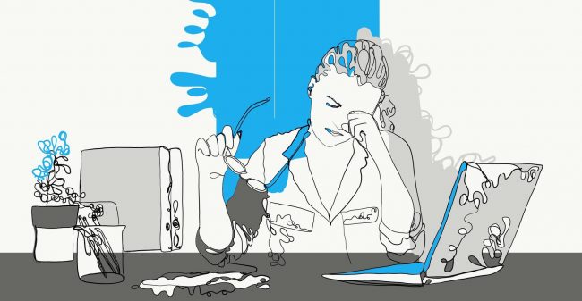 Donna-seduta-alla-scrivania-con-un-pc Burnuout